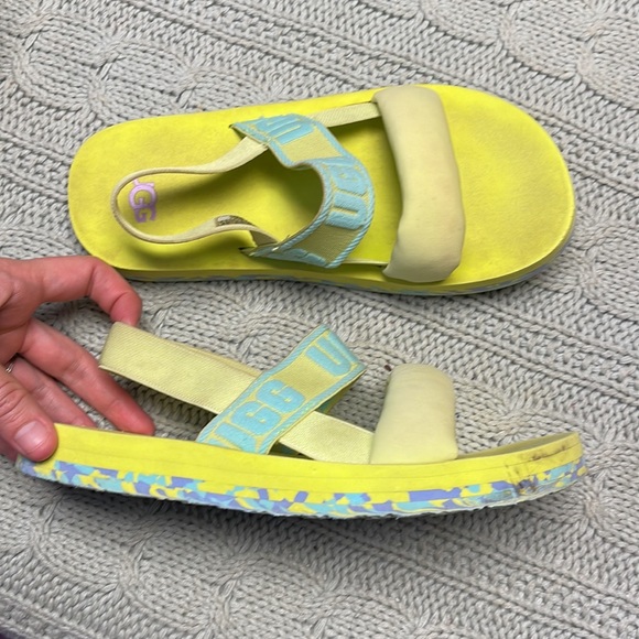 UGG sandals kids size 3 - Picture 8 of 9